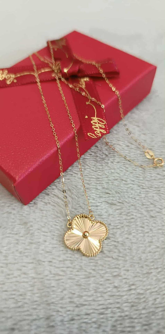 18K Gold VCA Center Necklace – Minimal Elegance with Signature Style