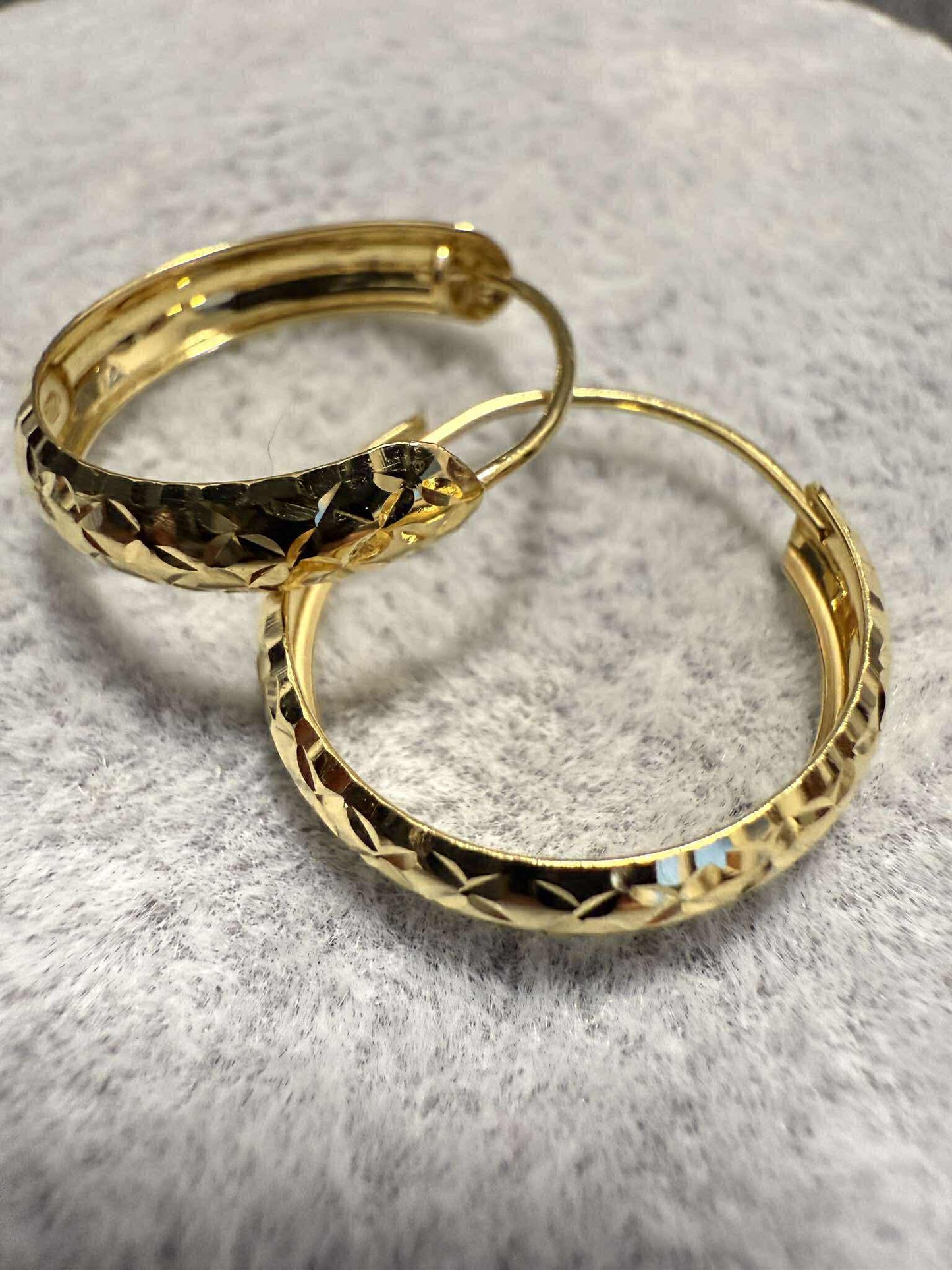 18K Gold Loop Earrings – Classic Hoops for Effortless Everyday Elegance