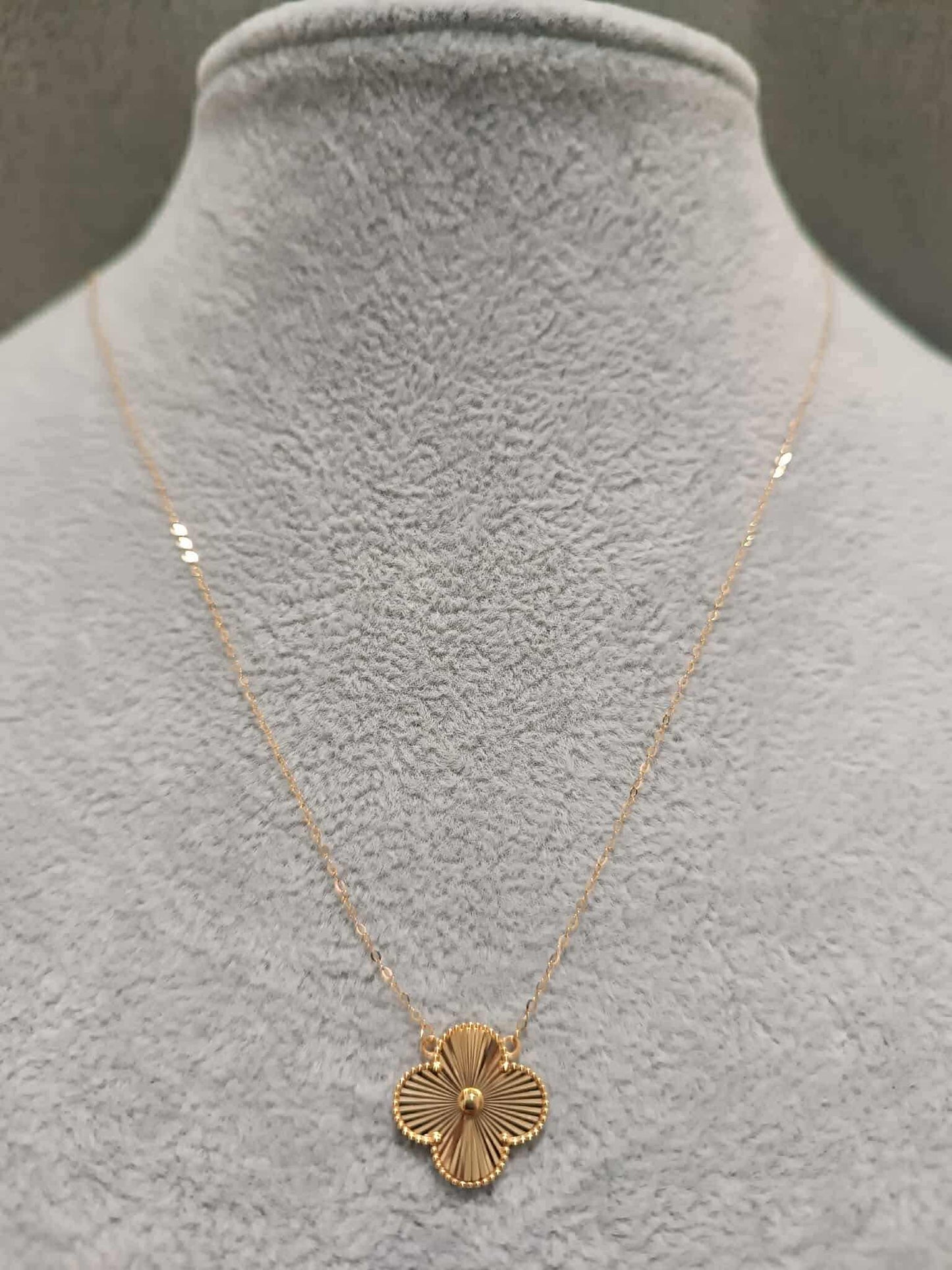 18K Gold VCA Center Necklace – Minimal Elegance with Signature Style